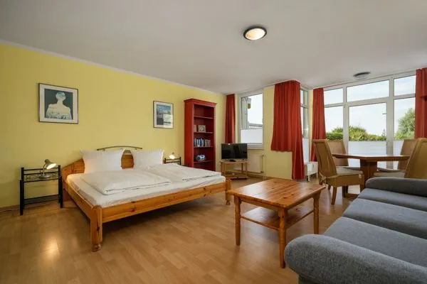 Ferienwohnung Abendsonne Waren - Wohn-und Schlafbereich mit Terassen Zugang  Abendsonne