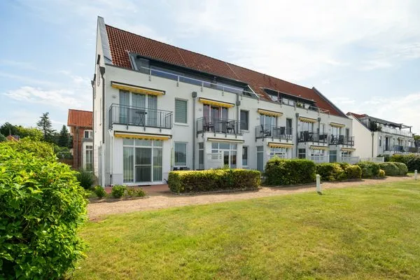 Ferienwohnung Abendsonne Waren - Gebäudeansicht mit Grünfläche  Abendsonne