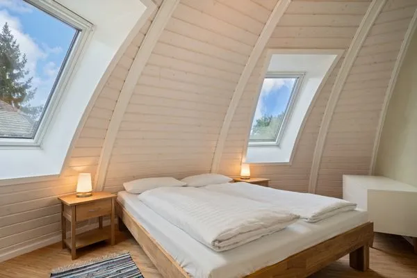 Ferienhaus Kugelhaus Südkugel am Tollensesee - Schlafzimmer mit Ausblick  Kugelhaus Südkugel