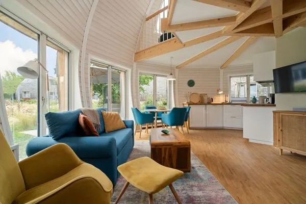 Ferienhaus Kugelhaus Südkugel am Tollensesee - Wohnbereich mit Gartenblick  Kugelhaus Südkugel