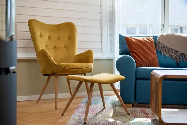 Ferienhaus Kugelhaus Südkugel am Tollensesee - Moderner gelber Sessel am Kamin  Kugelhaus Südkugel