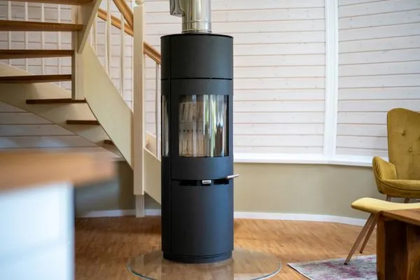 Ferienhaus Kugelhaus Südkugel am Tollensesee - Kamin im Wohnbereich  Kugelhaus Südkugel