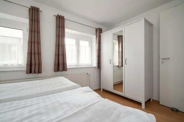 Ferienwohnung Jette Waren (Müritz) - Schlafzimmer mit Kleiderschrank  Jette