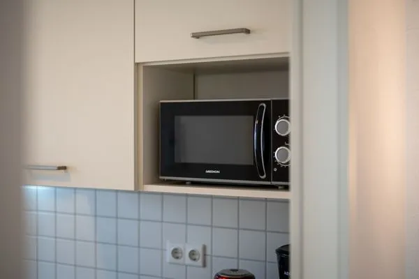 Ferienwohnung Jette Waren (Müritz) - Küche mit Mikrowelle  Jette