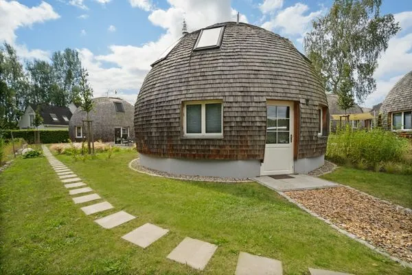 Ferienhaus Kugelhaus Südkugel am Tollensesee - Hauseingang am Rundweg  Kugelhaus Südkugel