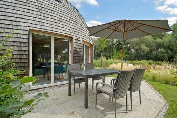 Ferienhaus Kugelhaus Südkugel am Tollensesee - Traumhafte Terrasse im Grünen  Kugelhaus Südkugel
