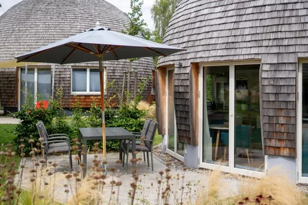 Ferienhaus Kugelhaus Südkugel am Tollensesee - Terrasse im Grünen  Kugelhaus Südkugel