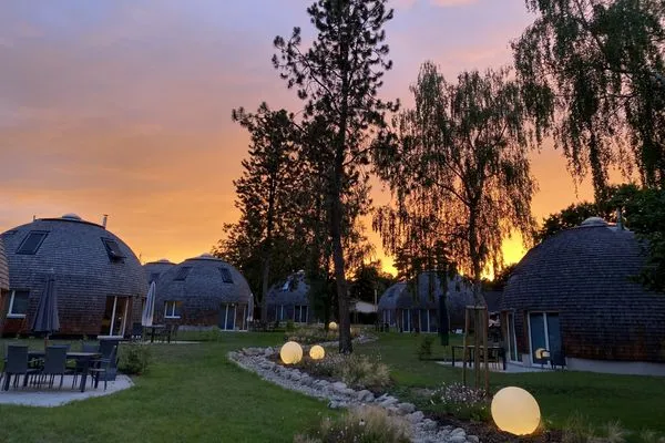 Ferienhaus Kugelhaus Südkugel am Tollensesee - Kugelhäuser bei Abenddämmerung  Kugelhaus Südkugel