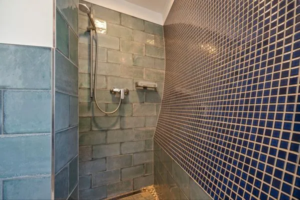 Ferienhaus Kugelhaus Südkugel am Tollensesee - Badezimmer mit moderner, kunstvoller Dusche  Kugelhaus Südkugel