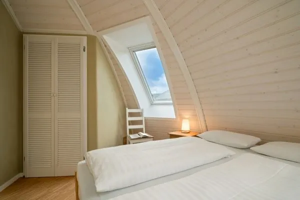 Ferienhaus Kugelhaus Südkugel am Tollensesee - Schlafzimmer mit Doppelbett und Kleiderschrank  Kugelhaus Südkugel