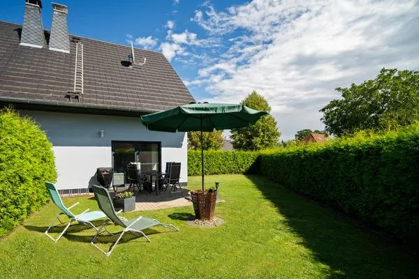 Ferienhaus VierSeen Walow - Terasse und Garten  VierSeen