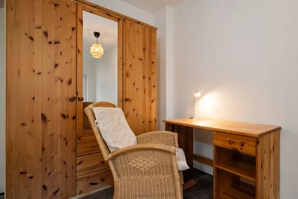 Ferienhaus VierSeen Walow - Schlafzimmer mit Schaukelstuhl  VierSeen