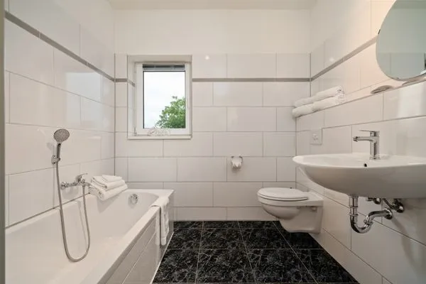 Ferienhaus VierSeen Walow - Badezimmer mit Badwanne  VierSeen