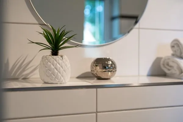 Ferienhaus VierSeen Walow - Badezimmer mit heimelicher Dekoration  VierSeen