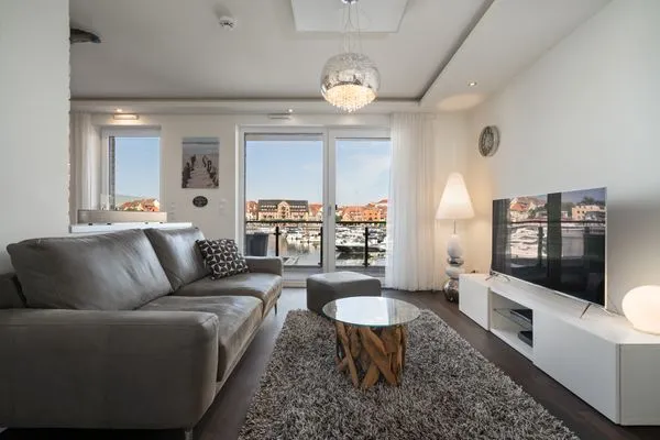 „Ferienwohnung First Marina View Waren (Müritz) - Helles Wohnzimmer mit direktem Hafenblick  First Marina View
