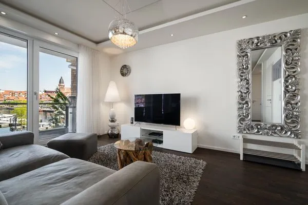 Ferienwohnung First Marina View Waren (Müritz) - Stilvoller Wohnbereich mit TV und Hafenblick  First Marina View