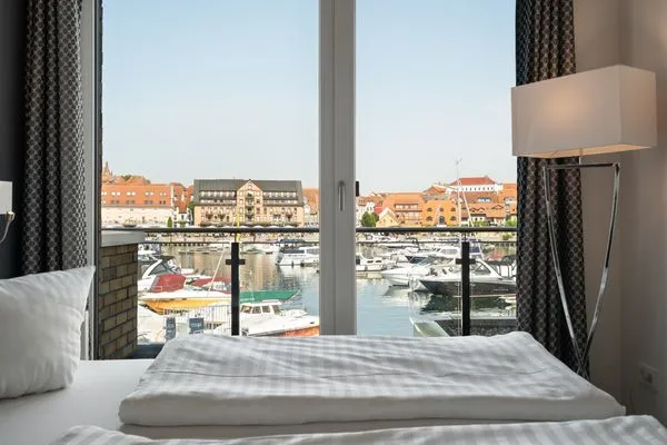 Ferienwohnung First Marina View Waren (Müritz) - Schlafzimmer mit traumhaftem Hafenblick  First Marina View