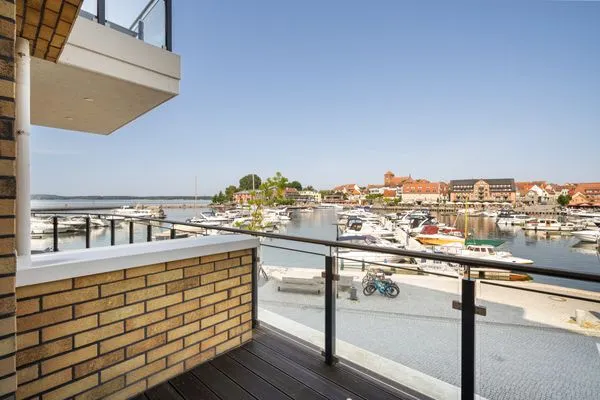 Ferienwohnung First Marina View Waren (Müritz) - Balkon mit direktem Blick auf den Hafen und die Müritz  First Marina View