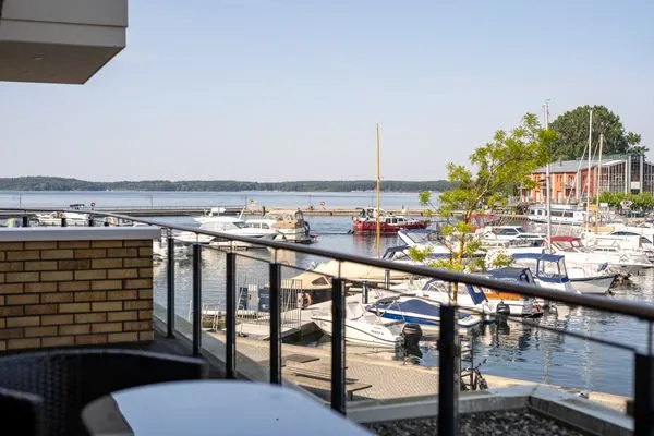 Ferienwohnung First Marina View Waren (Müritz) - Balkon mit Blick auf die Müritz und den Yachthafen  First Marina View