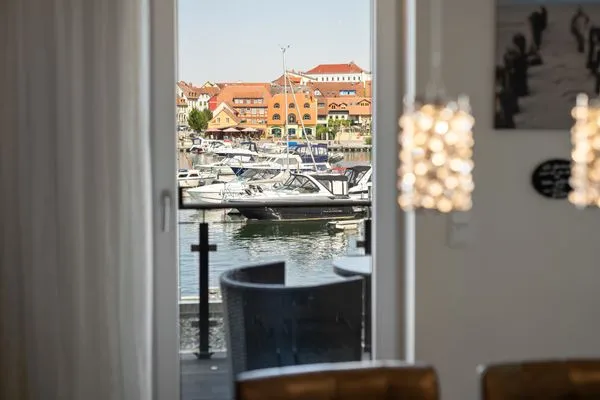 Ferienwohnung First Marina View Waren (Müritz) - Blick vom Wohnbereich auf den Balkon und den Yachthafen  First Marina View