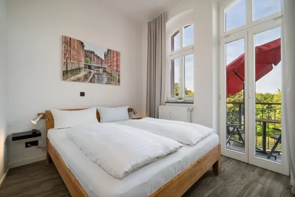 Ferienwohnung Altstadtapartment Carli Waren (Müritz) - Schlafzimmer mit Blick ins Grüne  Altstadtapartment Carli