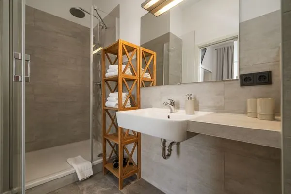 Ferienwohnung Altstadtapartment Carli Waren (Müritz) - modernes Bad mit großer Dusche  Altstadtapartment Carli