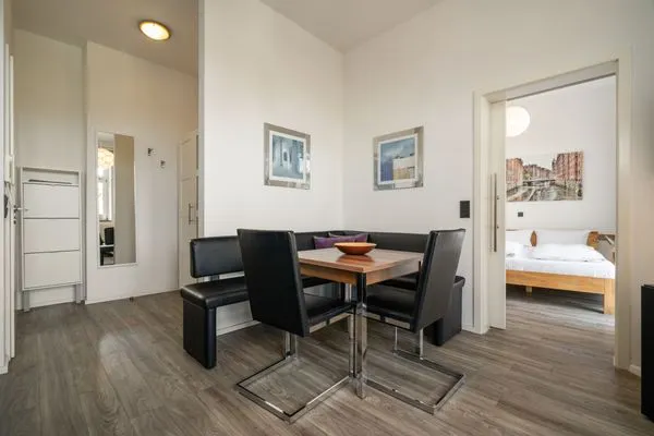 Ferienwohnung Altstadtapartment Carli Waren (Müritz) - gemütlicher Essbereich mit Zugang zum Schlafzimmer  Altstadtapartment Carli