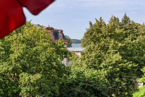 Ferienwohnung Altstadtapartment Carli Waren (Müritz) - Balkonblick ins Grüne mit Seesicht  Altstadtapartment Carli