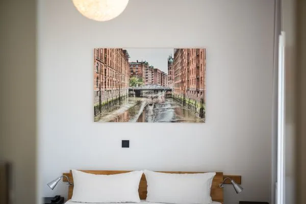 Ferienwohnung Altstadtapartment Carli Waren (Müritz) - stilvolles Schlafzimmer mit dekorativem Wandbild  Altstadtapartment Carli