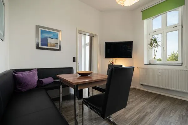 Ferienwohnung Altstadtapartment Carli Waren (Müritz) - heller Wohn- und Essbereich mit TV und gemütlicher Sitzecke  Altstadtapartment Carli