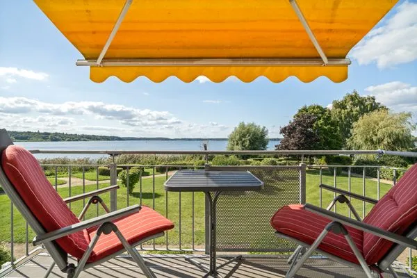 Ferienwohnung Seepferdchen Waren (Müritz) - Balkon mit Sitzgelegenheit und Markise  Seepferdchen