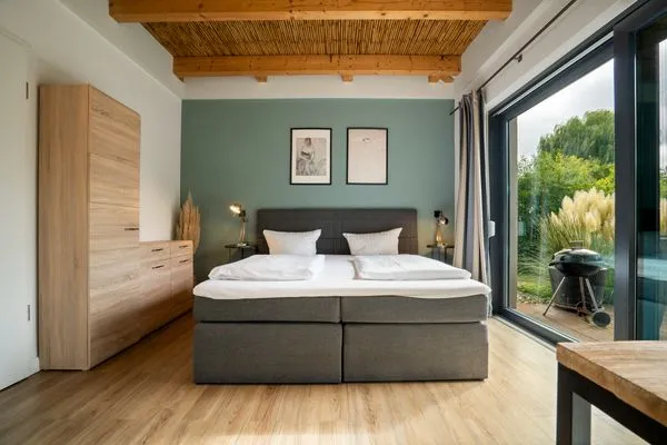 Ferienhaus Große Sommerliebe Waren (Müritz) - Gemütliches Schlafzimmer mit großem Doppelbett und viel Stauraum  Große Sommerliebe