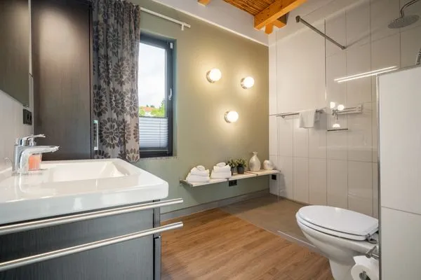 Ferienhaus Große Sommerliebe Waren (Müritz) - Modernes Badezimmer mit bodentiefer Dusche und stilvollen Details  Große Sommerliebe