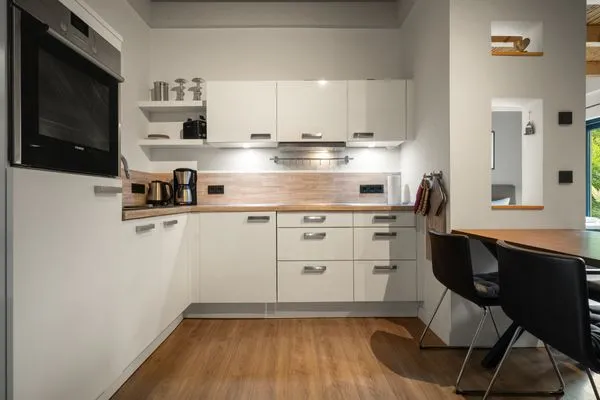 Ferienhaus Große Sommerliebe Waren (Müritz) - Moderne, voll ausgestattete Küche mit Essbereich und stilvollem Design  Große Sommerliebe