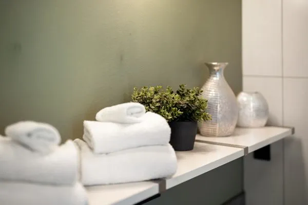 Ferienhaus Große Sommerliebe Waren (Müritz) - Badezimmer-Details mit frischen Handtüchern und gemütlicher Atmosphäre  Große Sommerliebe
