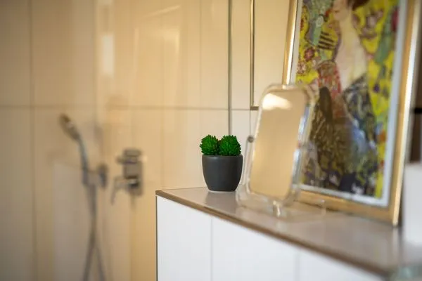 Ferienhaus Große Sommerliebe Waren (Müritz) - Badezimmer-Details mit stilvoller Dekoration und moderner Ausstattung  Große Sommerliebe