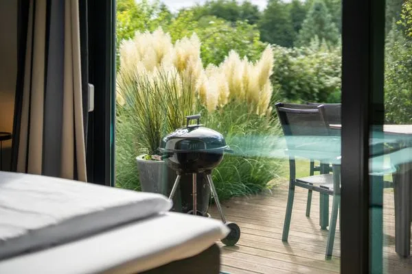 Ferienhaus Große Sommerliebe Waren (Müritz) - Sonnige Terrasse mit gemütlicher Sitzecke, Grillmöglichkeit und Blick ins  Große Sommerliebe