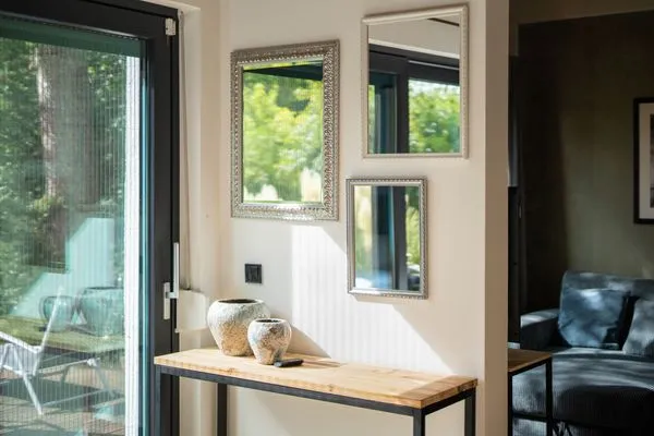 Ferienhaus Große Sommerliebe Waren (Müritz) - Heller Eingangsbereich mit dekorativen Spiegeln und stilvollen Details  Große Sommerliebe