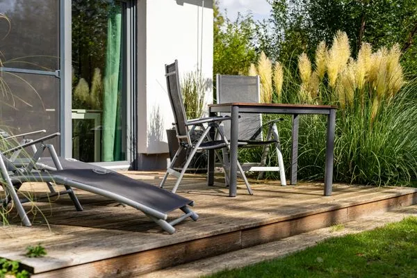 Ferienhaus Kleine Sommerliebe Waren (Müritz) - Gemütliche Außenterrasse mit Liegestuhl und Gartentisch  Kleine Sommerliebe