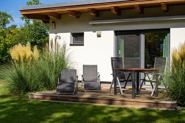 Ferienhaus Kleine Sommerliebe Waren (Müritz) - Sonnige Holzterrasse mit Gartenmöbeln und Liegen  Kleine Sommerliebe