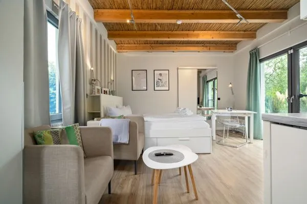 Ferienhaus Kleine Sommerliebe Waren (Müritz) - Offenes Wohn- und Schlafzimmer mit Sitzecke, Doppelbett und Schreibtisch  Kleine Sommerliebe