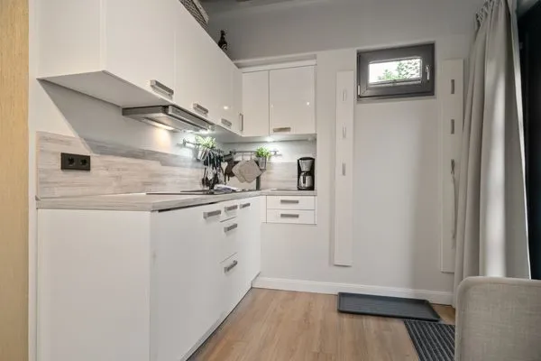 Ferienhaus Kleine Sommerliebe Waren (Müritz) - Moderne Einbauküche mit Kochfeld, Stauraum und Kaffeemaschine  Kleine Sommerliebe