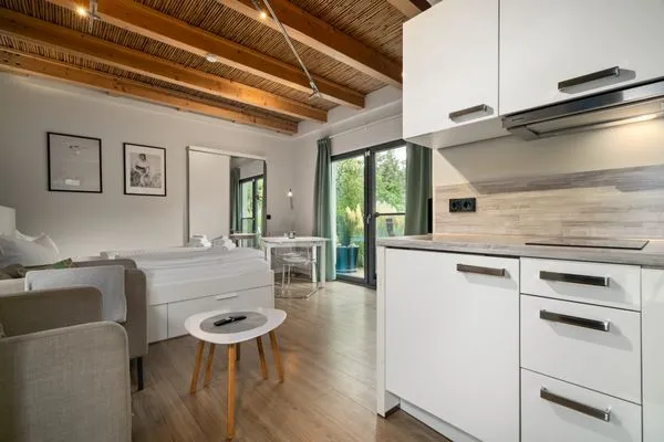 Ferienhaus Kleine Sommerliebe Waren (Müritz) - Heller Wohnraum mit Küche, Essplatz und Schlafbereich  Kleine Sommerliebe