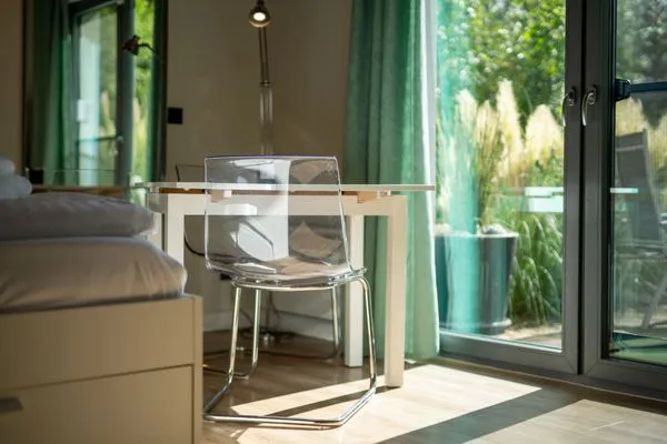 Ferienhaus Kleine Sommerliebe Waren (Müritz) - Lichtdurchfluteter Ess- und Arbeitsbereich am Fenster  Kleine Sommerliebe