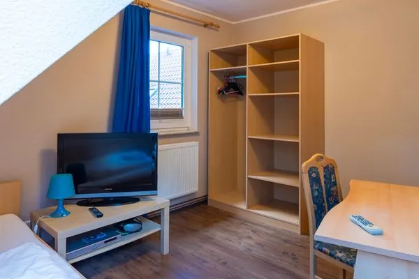 Kleiderschrank und TV im Schlafzimmer Am Deich Am Deich Haus 32