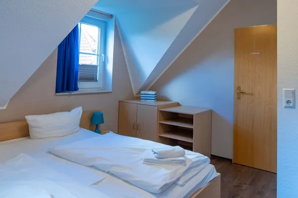 Schlafzimmer mit Doppelbett und Kommode Am Deich Am Deich Haus 32