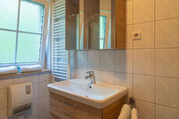 Badezimmer mit Waschbecken Am Deich Am Deich Haus 32