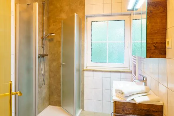 Badezimmer mit Dusche und Waschbecken Am Deich Am Deich Haus 36