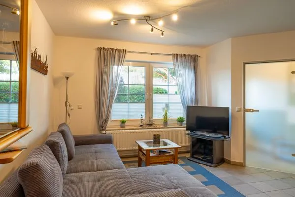 Wohnbereich mit Sofa und TV Am Deich Am Deich Haus 36