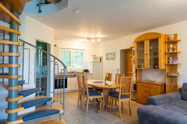 Blick zur Küche und Treppe ins Obergeschoss Am Deich Am Deich Haus 36